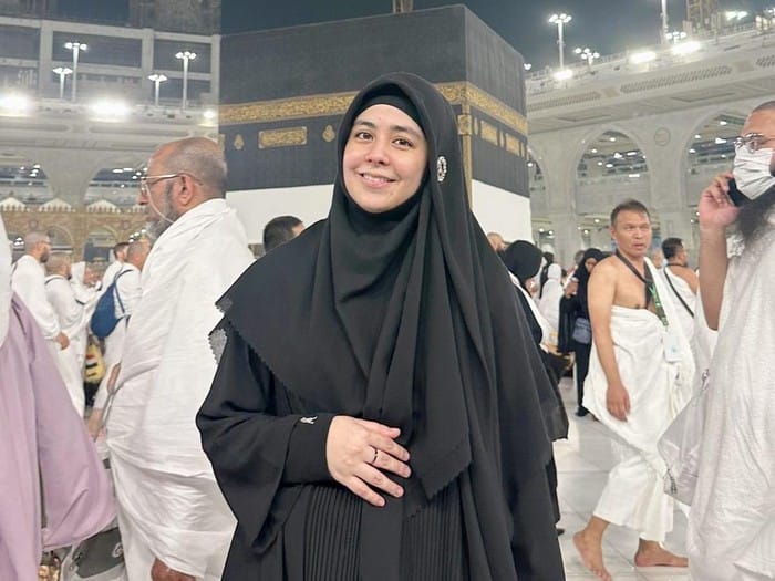 Risty Tagor saat berhaji. Foto: Instagram @ristytagor