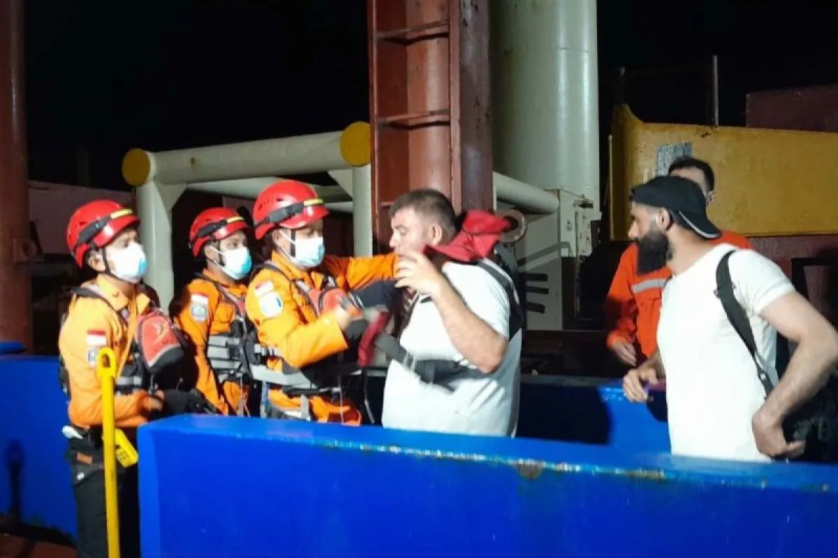 Tim SAR Gabungan mengevakuasi warga Suriah, Mustafa Hamoud, 33 tahun, yang keracunan zat kimia, Sabtu, 6 Juli 2024. Foto: Basarnas Banda Aceh