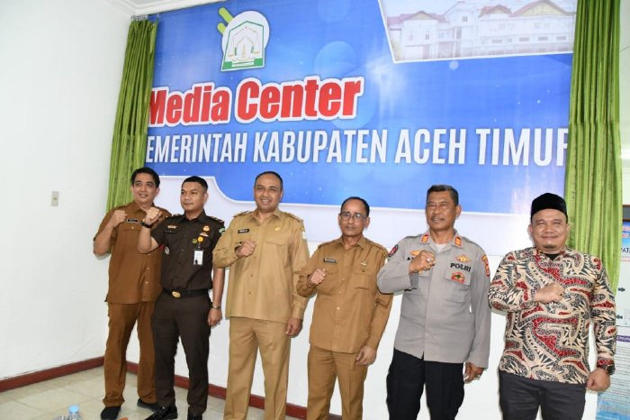 Pj Bupati Aceh Timur Amrullah M Ridha dan para pejabat saat peluncuran media center, Senin, 29 Juli 2024. Foto: Humas Pemkab Aceh Timur Pj Bupati Aceh Timur Amrullah M Ridha dan para pejabat saat peluncuran media center, Senin, 29 Juli 2024. Foto: Humas Pemkab Aceh Timur