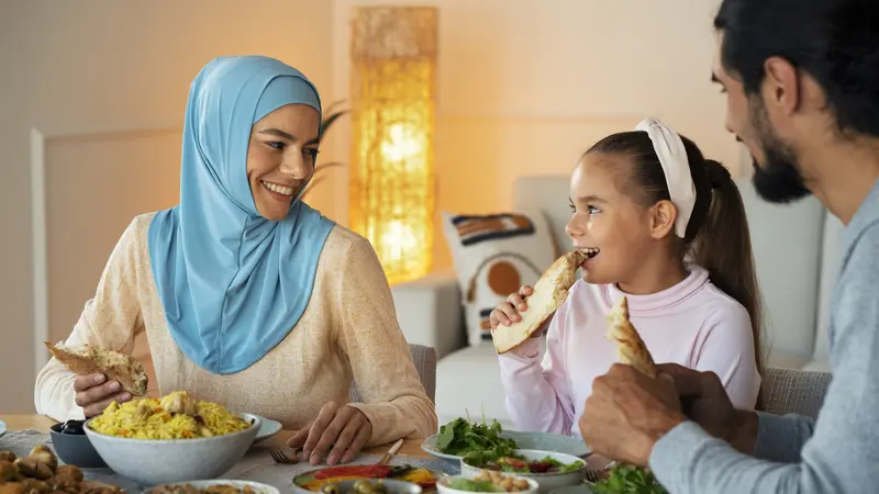 Bolehkah Bicara Sambil Makan? Foto: freepik.com