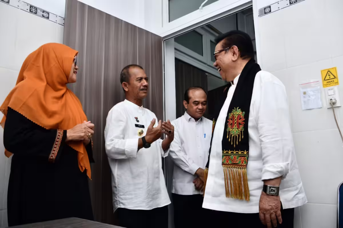 Agung Laksono bersama Ade Surya, Lukman, dan Hayatun Rahmi di Puskesmas Lampulo. Foto: Humas Pemko Banda Aceh.