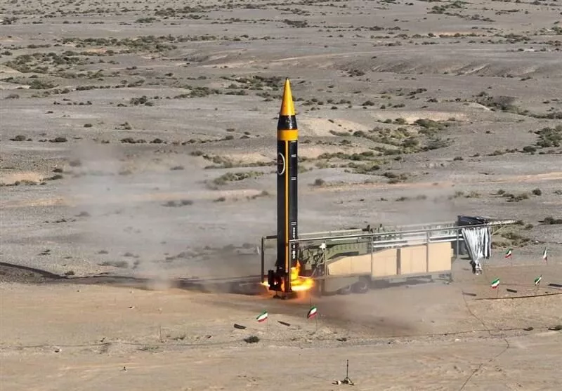Rudal Khoramshahr-4 atau Kheibar, rudal balistik jarak menengah yang diluncurkan Iran pada 25 Mei 2023. Foto: Kantor Berita Tasnim-SputnikGlobe