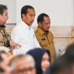 Presiden Joko Widodo (tengah) didampingi Menko Perekonomian Airlangga Hartarto (kiri) dan Mendagri Tito Karnavian (kanan) bersiap mengikuti Rakornas Pengendalian Inflasi Tahun 2024 di Istana Negara, Jakarta, Jumat, 14 Juni 2024. Foto: ANTARA/Tempo