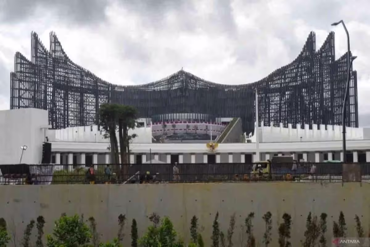 Sejumlah pekerja menyelesaikan pembangunan instalasi pedestrian dengan latar belakang Istana Negara dan Istana Garuda, di Ibu Kota Nusantara (IKN), Penajam Paser Utara, Kalimantan Timur, Jumat (9/8/2024). Foto: Antara/M Risyal Hidayat