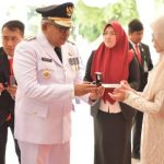 Cenderamata kepada keluarga pahlawan