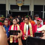 Bakal pasangan calon Wali Kota-Wakil Wali Kota Lhokseumawe Sayuti Abubakar-Husaini mendaftar ke KIP, Selasa, 27 Agustus 2024, sekitar pukul 10.00 WIB. Foto: Line1.News/Yasir