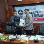 Penjabat Wali Kota Lhokseumawe A Hanan menyerahkan dokumen Rencana Pembangunan Jangka Menengah (RPJM) teknokratik kepada Ketua Komisi Independen Pemilihan (KIP) Lhokseumawe Abdul Hakim di Oop Room Kantor Wali Kota, Kamis, 1 Agustus 2024.