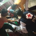 Relawan PMI mengevakuasi jasad Mulyana. Foto: Istimewa