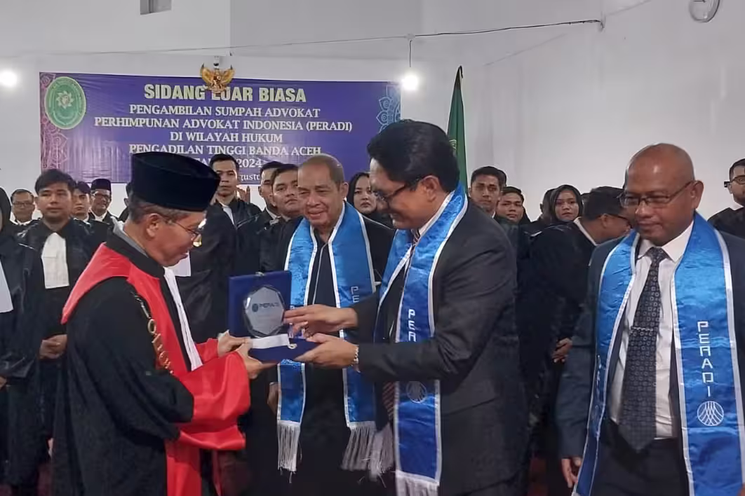 Suharjono dan Zulfikar Sawang usai pengambilan sumpah para Advokat Peradi. Foto: Istimewa