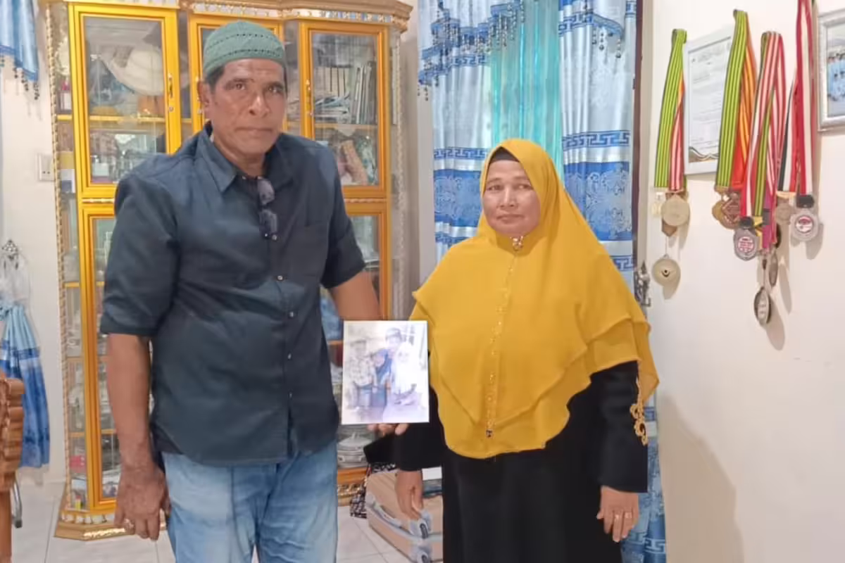 Nurmala dan Hasballah memperlihatkan foto Nurul Akmal saat bertanding. Foto: Line1.News/Liza Nurmala dan Hasballah memperlihatkan foto Nurul Akmal saat bertanding. Foto: Line1.News/Liza