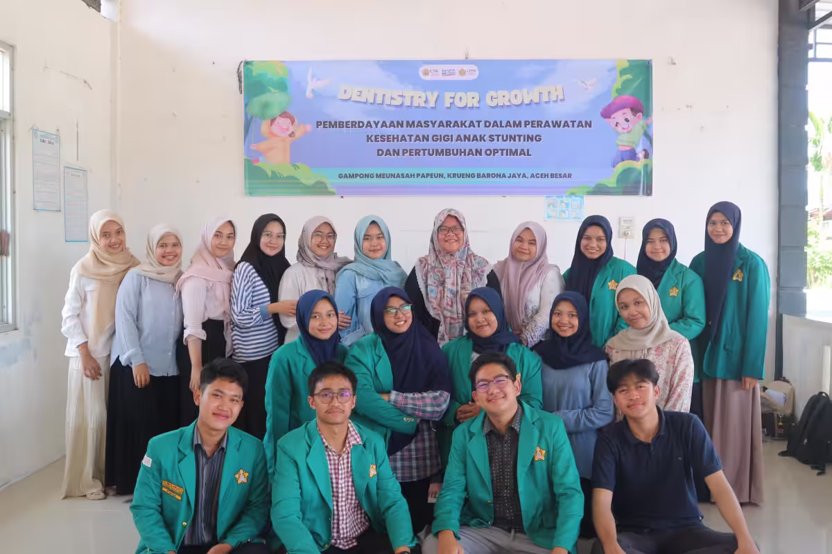 Tim pengabdian Fakultas Kedokteran Gigi (FKG) Universitas Syiah Kuala (USK) menggelar pemeriksaan gigi gratis untuk anak-anak di Gampong Meunasah Papeun, Krueng Barona Jaya, Aceh Besar, lewat program dentistry for growth. Foto for Line1.News