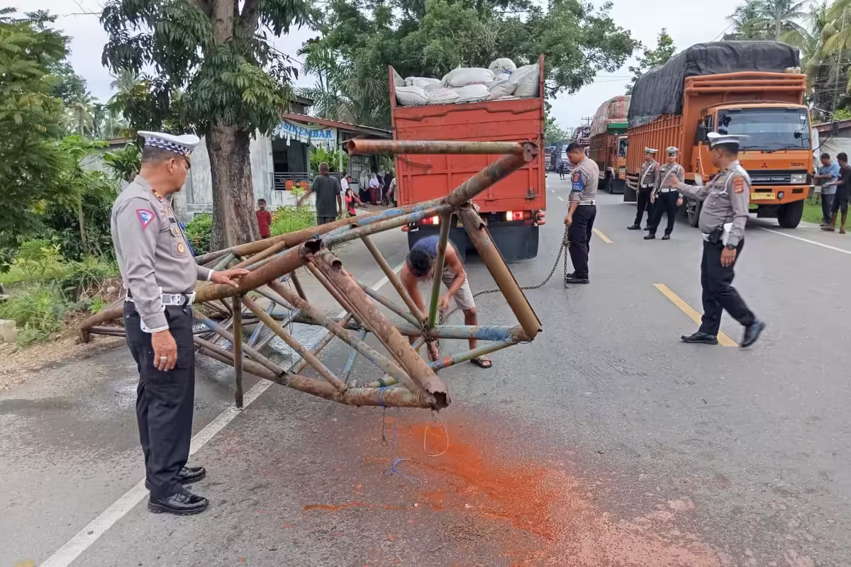 Polisi Robohkan Gapura Besi 'Selamat Datang Kota Lhoksukon' yang Dibangun 22 Tahun Silam