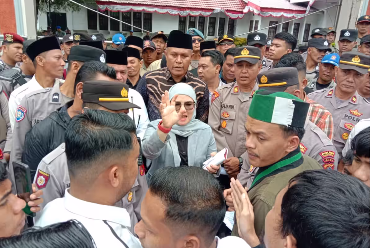 Ketua DPRK Aceh Tengah Fitriani Mugie bersama sejumlah anggota dewan menjumpai para pendemo di gerbang pintu. Foto: Line1.News/Roni Juanda 