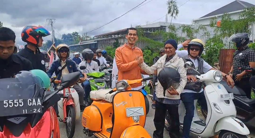 Bardan Sahidi dan Karimansyah saat konvoi ke kantor KIP Aceh Tengah. Foto: Line1.News/Roni Juanda