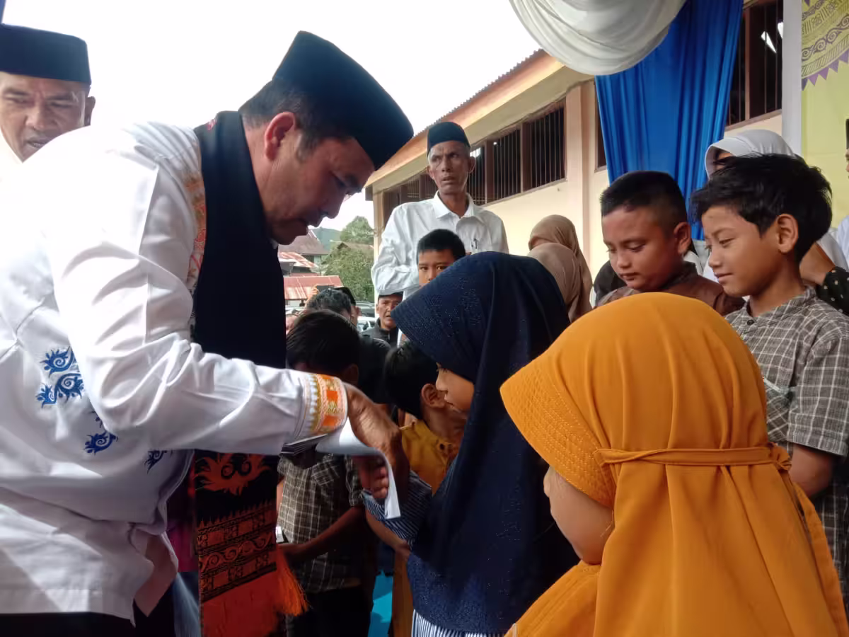 Haili Yoga memberikan santunan untuk anak yatim seusai deklarasi HAMAS. Foto: Line1.News/Roni Juanda Haili Yoga memberikan santunan untuk anak yatim seusai deklarasi HAMAS. Foto: Line1.News/Roni Juanda