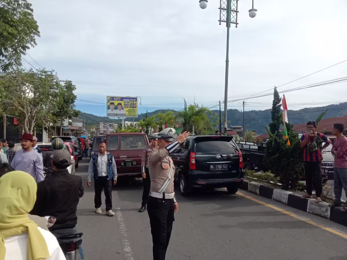 Polisi mengatur arus lalu lintas di jalan seputar Kota Takengon, saat massa pendukung HAMAS merapat ke lokasi deklarasi. Polisi mengatur arus lalu lintas di jalan seputar Kota Takengon, saat massa pendukung HAMAS merapat ke lokasi deklarasi.