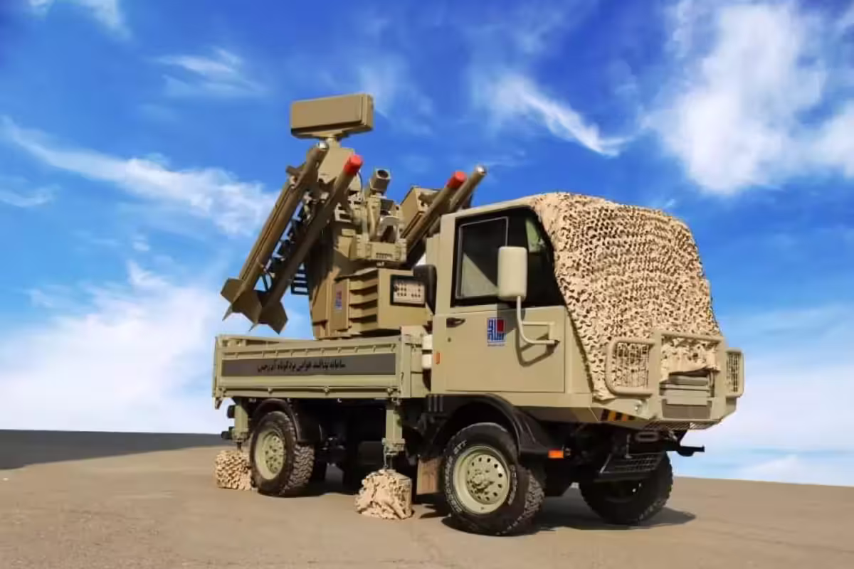 Sistem rudal modular jarak pendek Azarakhsh dipasang pada truk ringan. Foto: sputnikglobe.com 