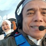 Irwandi Yusuf saat menerbangkan pesawat bersama Darwati. Foto: Dok Istimewa