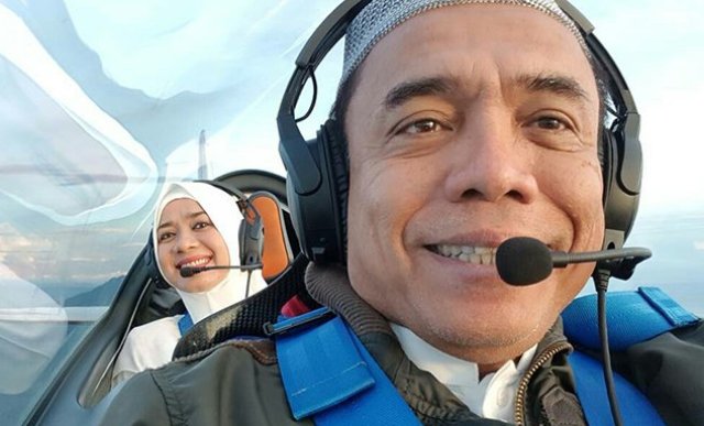 Irwandi Yusuf saat menerbangkan pesawat bersama Darwati. Foto: Dok Istimewa