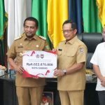 Penjabat Wali Kota Sabang Andri Nourman menerima dana insentif fiskal dari Mendagri Tito Karnavian di Jakarta, Senin, 5 Agustus 2024. Foto: Humas Pemko Sabang