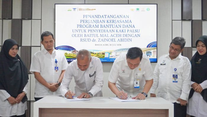 Penandatanganan Perjanjian Kerja Sama penyedian kaki palsu antara RSUZA dengan Baitul Mal Aceh, di Aula Multaman I RSUZA Banda Aceh, Rabu, 31 Juli 2024. Foto: Istimewa
