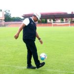Saat Pj Gubernur Safrizal Menambul Bola di Stadion Lampineung