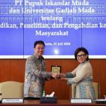 Rektor Universitas Gadjah Mada, Prof. dr. Ova Emilia, M.Med.Ed., Sp.OG(K)., Ph.D., dan Direktur Utama PT Pupuk Iskandar Muda (PIM), Budi Santoso Syarif saat penekenan MoU kerjasama bidang pengabdian masyarakat, pendidikan dan penelitian, Rabu, 31 Juli 2024. Foto: Istimewa