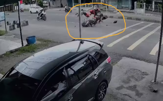 Rekaman CCTV detik-detik Ducati menghantam Honda Beat di depan Polres Lhokseumawe. Foto: Tangkapan layar