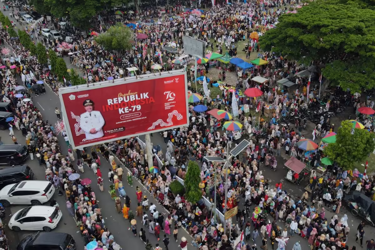 Foto Udara Ribuan Warga Lhokseumawe Antusias Saksikan Pawai Karnaval 17 Agustus