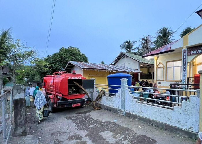 Mobil damkar mendistribusikan air bersih di Gampong Lambaro Seubun, Kecamatan Lhoknga, Aceh Besar, Minggu (28/7/2024). Foto: Humas Pemkab Aceh Besar