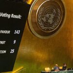 Sebuah layar memperlihatkan hasil pemungutan suara Majelis Umum PBB mengenai rancangan resolusi yang mengakui Palestina memenuhi syarat untuk menjadi anggota penuh PBB, di New York City, AS, 10 Mei 2024. Foto: Reuters