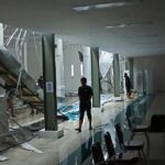 Talang air yang ambruk di venue lapangan tembak indoor 10 meter PON XXI di Lapangan Tembak Rindam IM, Mata Ie, Aceh Besar, Selasa, 17 September 2024. Foto: Tempo