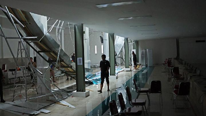 Talang air yang ambruk di venue lapangan tembak indoor 10 meter PON XXI di Lapangan Tembak Rindam IM, Mata Ie, Aceh Besar, Selasa, 17 September 2024. Foto: Tempo