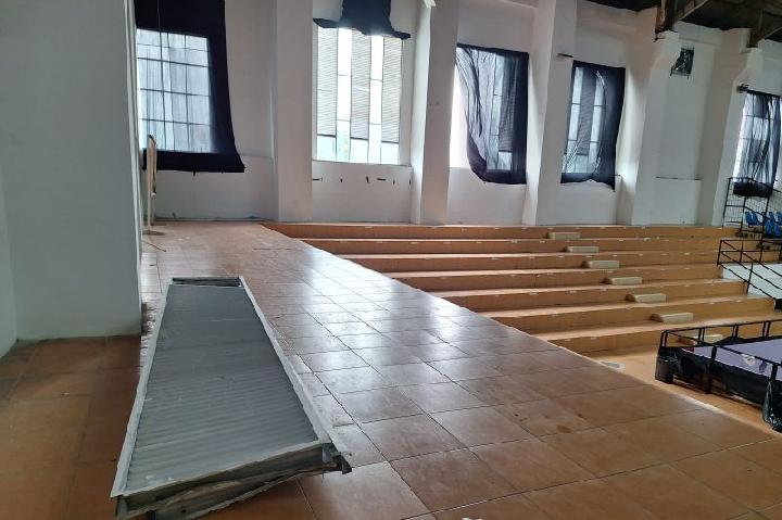 Sisa puing jendela yang copot akibat diterjang angin kencang di GOR Harapan Bangsa, Banda Aceh, Rabu (18/09/2024). Foto: ANTARA/FAJAR SATRIYO