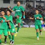 Pemain Jawa Timur Rano Jutati Karenano (kiri) dan rekan setimnya berselebrasi seusai mencetak gol ke gawang Jawa Barat dalam final PON di Stadion Harapan Bangsa, Banda Aceh, Aceh, Rabu, 18 September2024. ANTARA FOTO/Syifa Yulinnas/aww
