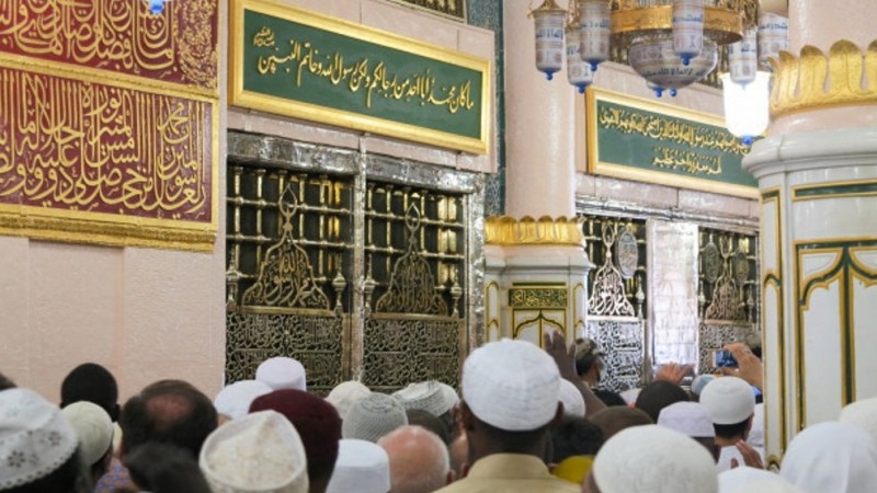Umat Islam di depan makam Nabi Muhammad SAW. Foto: nu.or.id