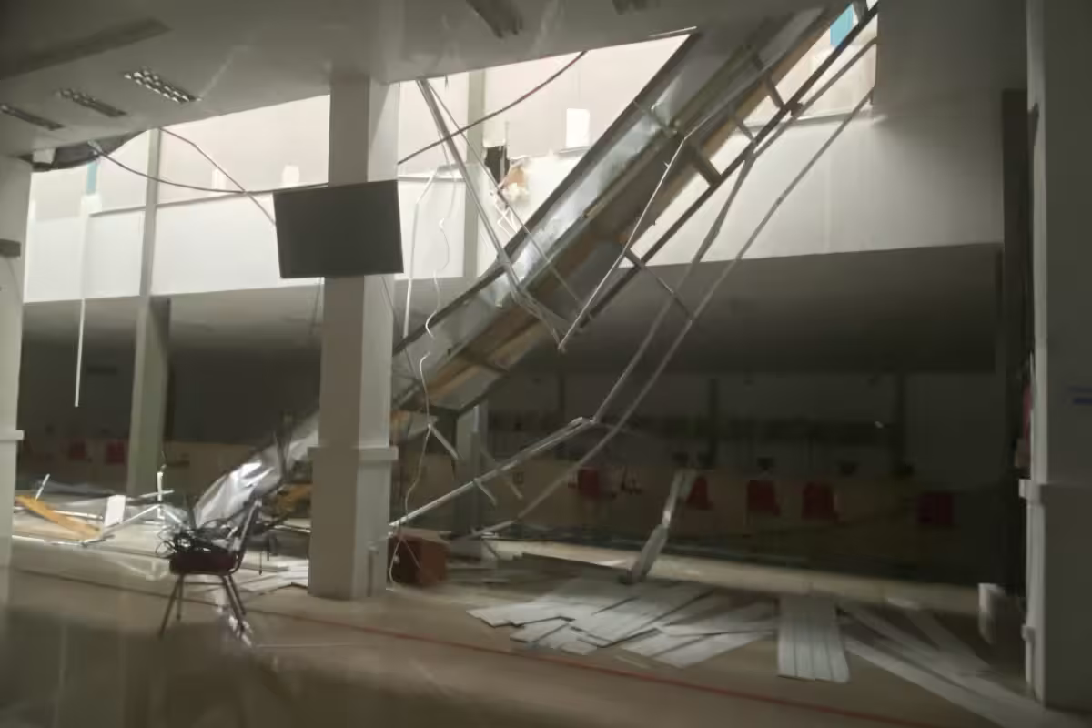Saluran air di atap arena gedung cabor menembak di Lapangan Tembak Rindam IM, jebol. Foto: AJNN/Imamatunnisa Farha.