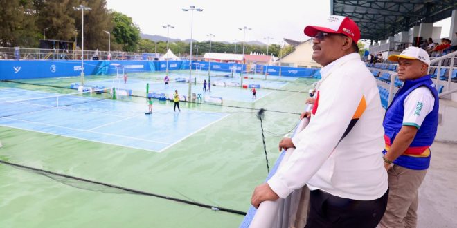 Pj. Gubernur Aceh, Dr. H. Safrizal ZA, M.Si, selaku Ketua Umum PB-PON XXI Tahun 2024 Wilayah Aceh, saat meninjau venue Cabor Tenis PON XXI Aceh-Sumut 2024 usai dilanda hujan badai, di Komplek Stadion Harapan Bangsa, Banda Aceh, Selasa, (17/9/2024). Foto: Humas Pemerintah Aceh
