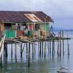 Rumah masyarakat nelayan di pinggir pantai. Foto: World Bank