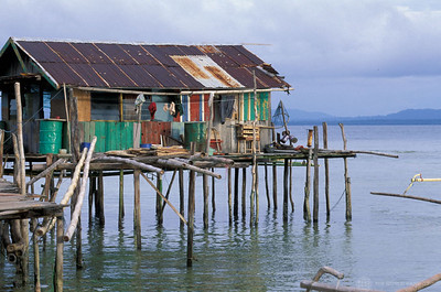 Rumah masyarakat nelayan di pinggir pantai. Foto: World Bank