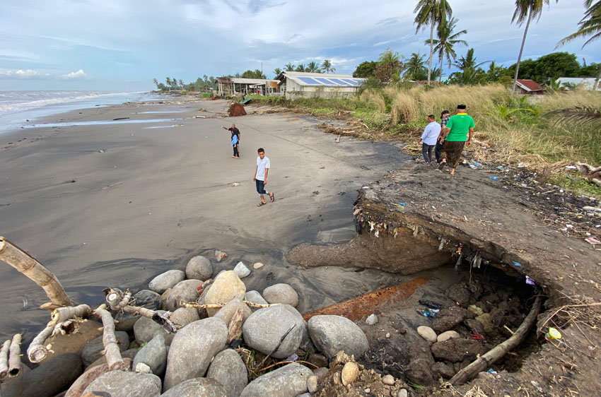 Abrasi pantai di Muara Batu