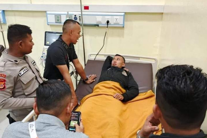 Wasit Eko Agus Sugiharto terbaring di rumah sakit. Foto: X/@TeDeePeee
