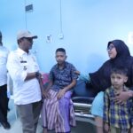 Pj Wali Kota Banda Aceh Ade Surya menjenguk siswa SD Negeri 62 yang tertimpa plafon runtuh akibat badai. Foto: Istimewa