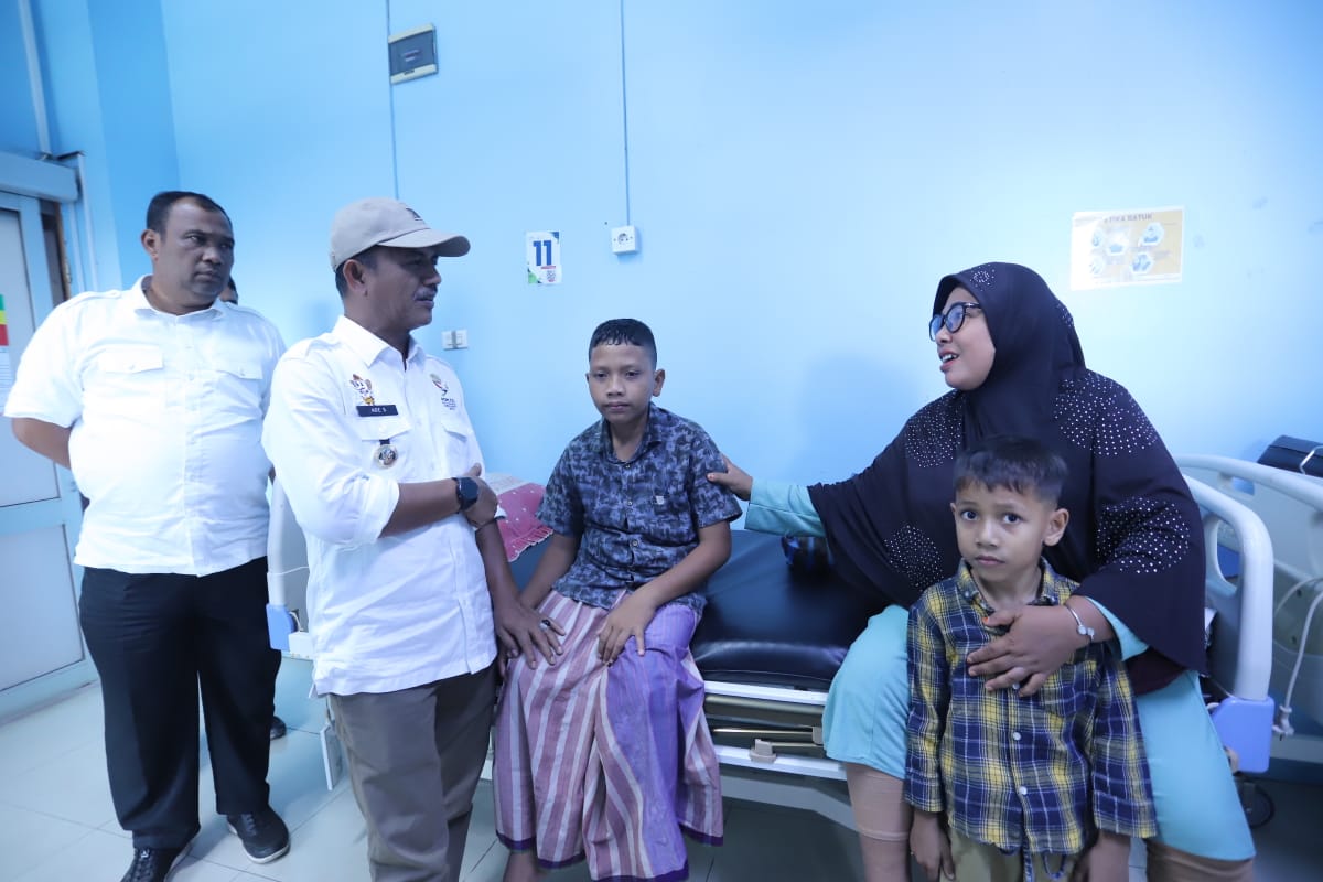 Pj Wali Kota Banda Aceh Ade Surya menjenguk siswa SD Negeri 62 yang tertimpa plafon runtuh akibat badai. Foto: Istimewa