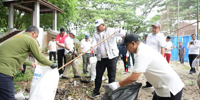 Pj. Gubernur Aceh, Dr. H. Safrizal ZA, M.Si, bersama seluruh Kepala SKPA/Biro, dan jajaran saat mengutip sampah dalam momentum World Clean Up Day atau Hari Bersih Bersih Sampah se-Dunia, di komplek Stadion Harapan Bangsa, Banda Aceh, Minggu (22/9/2024).