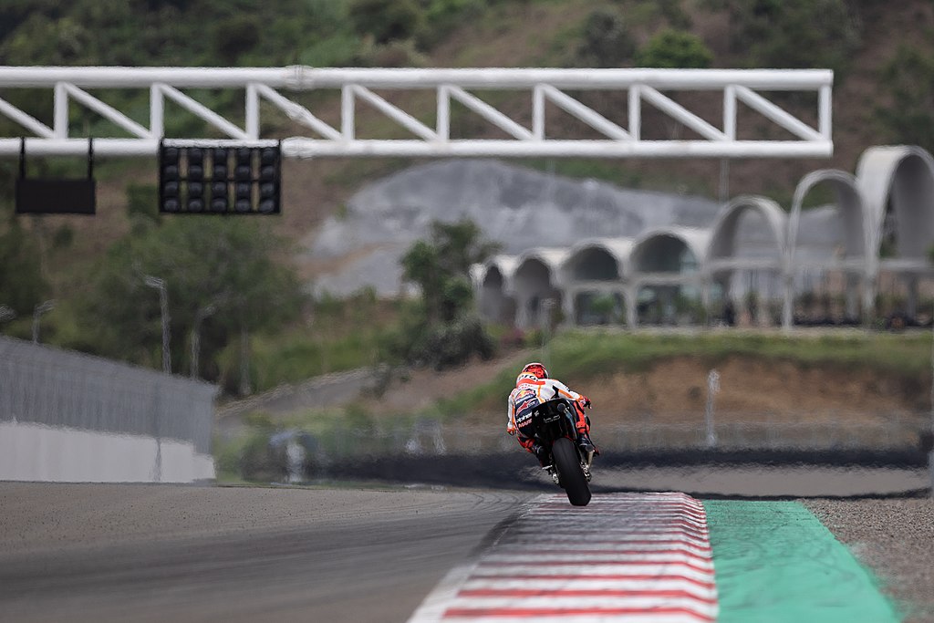 Pebalap Marc Márquez melintasi trek lurus utama Sirkuit Internasional Mandalika. Foto: wikipedia.org