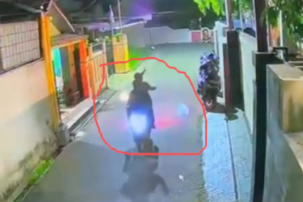 Dua Pelaku Terekam CCTV Lemparkan Benda Diduga Granat ke Rumah Bustami