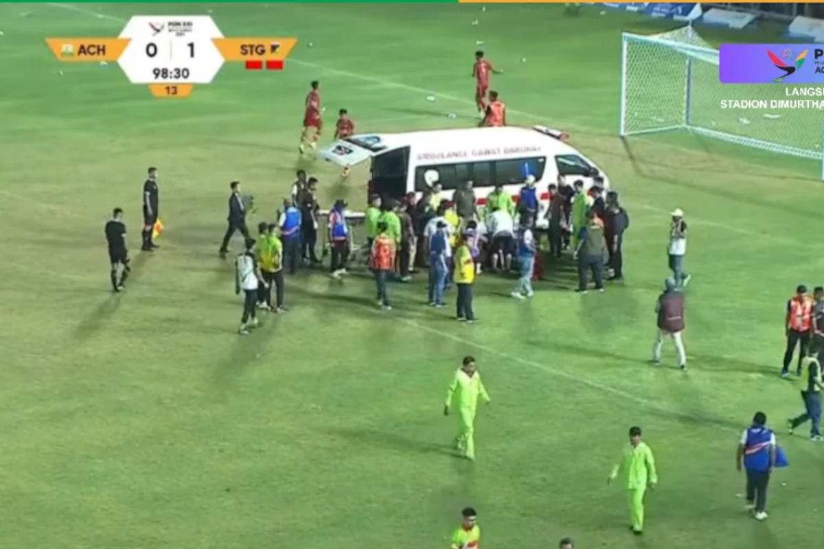 Ambulans masuk lapangan untuk memberikan perawatan terhadap wasit Eko Sugiarto setelah dipukul pemain Sulteng M Rizky Saputra. Foto: Tangkapan Layar Ambulans masuk lapangan untuk memberikan perawatan terhadap wasit Eko Sugiarto setelah dipukul pemain Sulteng M Rizky Saputra. Foto: Tangkapan Layar