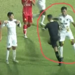 Insiden Rizky Saputra (Sulteng) meninju wasit Eko Sugiarto. Foto: Tangkapan Layar