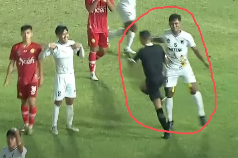 Insiden Rizky Saputra (Sulteng) meninju wasit Eko Sugiarto. Foto: Tangkapan Layar Insiden Rizky Saputra (Sulteng) meninju wasit Eko Sugiarto. Foto: Tangkapan Layar